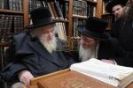 אדמו"רים און ראשי ישיבות ביים ארויף גיין בביתו נאוה קודש לברך ולהתברך בקודש פנימה פון פוסק הדור הגאון ר' משה שטערנבוך שליט"א