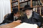 אדמו"רים און ראשי ישיבות ביים ארויף גיין בביתו נאוה קודש לברך ולהתברך בקודש פנימה פון פוסק הדור הגאון ר' משה שטערנבוך שליט"א