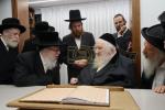 אדמו"רים און ראשי ישיבות ביים ארויף גיין בביתו נאוה קודש לברך ולהתברך בקודש פנימה פון פוסק הדור הגאון ר' משה שטערנבוך שליט"א