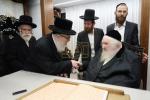 אדמו"רים און ראשי ישיבות ביים ארויף גיין בביתו נאוה קודש לברך ולהתברך בקודש פנימה פון פוסק הדור הגאון ר' משה שטערנבוך שליט"א