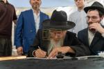 היסטאריע אין 'קאסטראמע': ספרי קודש אנטדעקט אין די ווענט פונעם בנין, און א כתיבת ספר תורה
