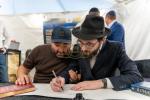 היסטאריע אין 'קאסטראמע': ספרי קודש אנטדעקט אין די ווענט פונעם בנין, און א כתיבת ספר תורה