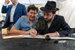 היסטאריע אין 'קאסטראמע': ספרי קודש אנטדעקט אין די ווענט פונעם בנין, און א כתיבת ספר תורה