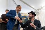 היסטאריע אין 'קאסטראמע': ספרי קודש אנטדעקט אין די ווענט פונעם בנין, און א כתיבת ספר תורה