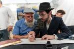 היסטאריע אין 'קאסטראמע': ספרי קודש אנטדעקט אין די ווענט פונעם בנין, און א כתיבת ספר תורה