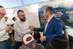 היסטאריע אין 'קאסטראמע': ספרי קודש אנטדעקט אין די ווענט פונעם בנין, און א כתיבת ספר תורה