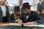 היסטאריע אין 'קאסטראמע': ספרי קודש אנטדעקט אין די ווענט פונעם בנין, און א כתיבת ספר תורה