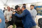 היסטאריע אין 'קאסטראמע': ספרי קודש אנטדעקט אין די ווענט פונעם בנין, און א כתיבת ספר תורה