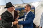 היסטאריע אין 'קאסטראמע': ספרי קודש אנטדעקט אין די ווענט פונעם בנין, און א כתיבת ספר תורה