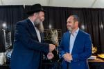 היסטאריע אין 'קאסטראמע': ספרי קודש אנטדעקט אין די ווענט פונעם בנין, און א כתיבת ספר תורה