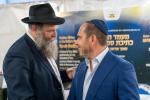 היסטאריע אין 'קאסטראמע': ספרי קודש אנטדעקט אין די ווענט פונעם בנין, און א כתיבת ספר תורה