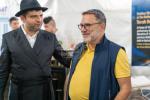 היסטאריע אין 'קאסטראמע': ספרי קודש אנטדעקט אין די ווענט פונעם בנין, און א כתיבת ספר תורה