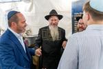 היסטאריע אין 'קאסטראמע': ספרי קודש אנטדעקט אין די ווענט פונעם בנין, און א כתיבת ספר תורה