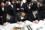 מעמד חתימת שטרות בראשות כ"ק אדמו"ר מסאטמאר שליט"א