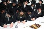 מעמד חתימת שטרות בראשות כ"ק אדמו"ר מסאטמאר שליט"א