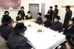 מעמד קביעת מזוזה פאר א נייעם אגף פון 7 לערן צימערן אין ת"ת ויזניץ בית שמש, בראשות פונעם רב פון קריה שליט"א און די הנהלת המוסדות.