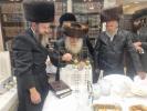אדמור"ים ורבנים באטייליגן זיך ביי אן סיום כתיבת ספר תורה בראשות כ"ק אדמו"ר ממאקאווע שליט"א