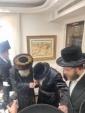 אדמור"ים ורבנים באטייליגן זיך ביי אן סיום כתיבת ספר תורה בראשות כ"ק אדמו"ר ממאקאווע שליט"א