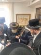 אדמור"ים ורבנים באטייליגן זיך ביי אן סיום כתיבת ספר תורה בראשות כ"ק אדמו"ר ממאקאווע שליט"א
