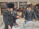 אדמור"ים ורבנים באטייליגן זיך ביי אן סיום כתיבת ספר תורה בראשות כ"ק אדמו"ר ממאקאווע שליט"א