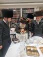 אדמור"ים ורבנים באטייליגן זיך ביי אן סיום כתיבת ספר תורה בראשות כ"ק אדמו"ר ממאקאווע שליט"א