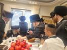אדמור"ים ורבנים באטייליגן זיך ביי אן סיום כתיבת ספר תורה בראשות כ"ק אדמו"ר ממאקאווע שליט"א