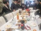 אדמור"ים ורבנים באטייליגן זיך ביי אן סיום כתיבת ספר תורה בראשות כ"ק אדמו"ר ממאקאווע שליט"א