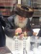 אדמור"ים ורבנים באטייליגן זיך ביי אן סיום כתיבת ספר תורה בראשות כ"ק אדמו"ר ממאקאווע שליט"א