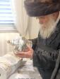 אדמור"ים ורבנים באטייליגן זיך ביי אן סיום כתיבת ספר תורה בראשות כ"ק אדמו"ר ממאקאווע שליט"א
