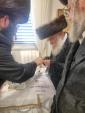 אדמור"ים ורבנים באטייליגן זיך ביי אן סיום כתיבת ספר תורה בראשות כ"ק אדמו"ר ממאקאווע שליט"א