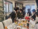 אדמור"ים ורבנים באטייליגן זיך ביי אן סיום כתיבת ספר תורה בראשות כ"ק אדמו"ר ממאקאווע שליט"א