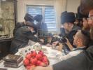 אדמור"ים ורבנים באטייליגן זיך ביי אן סיום כתיבת ספר תורה בראשות כ"ק אדמו"ר ממאקאווע שליט"א