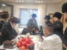 אדמור"ים ורבנים באטייליגן זיך ביי אן סיום כתיבת ספר תורה בראשות כ"ק אדמו"ר ממאקאווע שליט"א