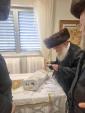 אדמור"ים ורבנים באטייליגן זיך ביי אן סיום כתיבת ספר תורה בראשות כ"ק אדמו"ר ממאקאווע שליט"א