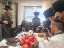 אדמור"ים ורבנים באטייליגן זיך ביי אן סיום כתיבת ספר תורה בראשות כ"ק אדמו"ר ממאקאווע שליט"א