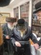 אדמור"ים ורבנים באטייליגן זיך ביי אן סיום כתיבת ספר תורה בראשות כ"ק אדמו"ר ממאקאווע שליט"א