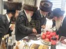 אדמור"ים ורבנים באטייליגן זיך ביי אן סיום כתיבת ספר תורה בראשות כ"ק אדמו"ר ממאקאווע שליט"א