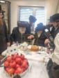 אדמור"ים ורבנים באטייליגן זיך ביי אן סיום כתיבת ספר תורה בראשות כ"ק אדמו"ר ממאקאווע שליט"א