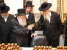 כ"ק גאב"ד מאקאווא שליט"א בענטשט די עפל און האניג פון די בנות 'בית לפליטות'
