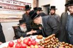 כ"ק גאב"ד מאקאווא שליט"א בענטשט די עפל און האניג פון די בנות 'בית לפליטות'