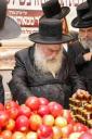 כ"ק גאב"ד מאקאווא שליט"א בענטשט די עפל און האניג פון די בנות 'בית לפליטות'
