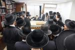די תלמידים פון ישיבה קטנה וויזשניץ אין הר נוף ביים ווערן פארהערט ביי פוסק הדור הגר"מ שטערנבוך שליט"א.