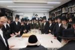 די תלמידים פון ישיבה קטנה וויזשניץ אין הר נוף ביים ווערן פארהערט ביי פוסק הדור הגר"מ שטערנבוך שליט"א.