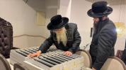 בילדער גאלעריע: כ"ק מרן אדמו"ר מצאנז קלויזענבורג שליט"א באזוכט אין ארה"ק פערטער טייל