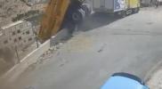 Main image for א דרייווער אין ארץ ישראל שפרינגט ארויס פון א טראק וואס טראסקעט אראפ, פונקט אין צייט