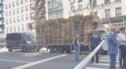 פאטאלער עקסידענט אין מאנהעטן: א טראק איז ארויפגעפארן אויפן סיידוואק און אומגעברענגט א פוסגייער