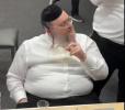 טאלאנטן שפיץ ווען פאנדומענטאלער פראדוצירער נפתלי שניצלער זיצט מיט די "אונטערן פארדאכט" חבריא אין די שטילקייט פון דער נאכט.