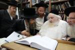 כ"ק אדמו"ר ממאכנובקא שליט"א ביים אפגעבן 'ברכת השנים' בבית מעונו פון הגאון ר' משה שטערנבוך שליט"א.