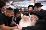 כ"ק אדמו"ר ממאכנובקא שליט"א ביים אפגעבן 'ברכת השנים' בבית מעונו פון הגאון ר' משה שטערנבוך שליט"א.