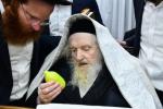 כ"ק אדמו"ר ממאכנובקא שליט"א ביים אפגעבן 'ברכת השנים' בבית מעונו פון הגאון ר' משה שטערנבוך שליט"א.